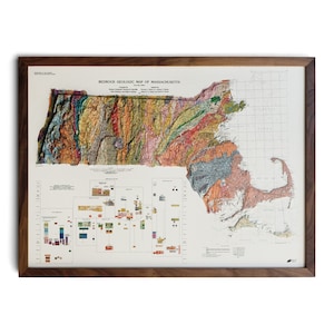 Puede incluir: Un mapa vintage de Massachusetts que muestra la geología del lecho rocoso del estado. El mapa está enmarcado en un marco de madera oscura y presenta una clave codificada por colores para identificar los diferentes tipos de rocas. El mapa se titula "Bedrock Geologic Map of Massachusetts".