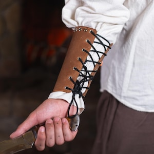 Medieval arm guard, Leather armguard archery, Cosplay arm armour, Leather hunter bracers, Leather rogue bracers,Medieval leather accessories