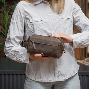 Travel cosmetic bag for women, leather toiletry bag women, Cosmetic bag personalized, Leather dopp kit women, Bridesmaid makeup bag