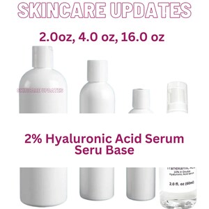 Pu&ograve; includere: Quattro flaconi di plastica bianca di siero all'acido ialuronico al 2% con il testo "SKINCARE UPDATES" e "2% Hyaluronic Acid Serum Seru Base" sulle etichette. I flaconi sono etichettati con le dimensioni 2,0 oz, 4,0 oz e 16,0 oz. &Egrave; mostrato anche un flacone trasparente pi&ugrave; piccolo con un'etichetta che dice "Tranexa 10% in Double Hyaluronic Acid Serum 2.0 fl. oz (60ml)".