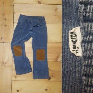 Peut inclure: Pantalon en velours côtelé bleu avec des empiècements en cuir marron aux genoux et une étiquette Levi's.