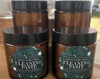 Może przedstawiać: Cztery bursztynowe słoiki ze szklanymi pokrywkami i zielono-białymi etykietami z napisem "Gentle | Pure | Simple Cleaning Paste 100% All Natural Ingredients".