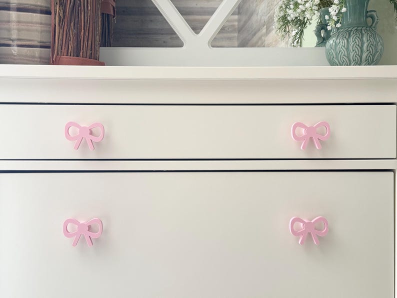 Może przedstawiać: Zestaw trzech ceramicznych kubk&oacute;w z nakrapianym, matowym wykończeniem. Kubki są w odcieniach kremu, jasnoszarym i ciemnoszarym. Każdy kubek ma prosty, minimalistyczny design, idealny do kawy lub herbaty.