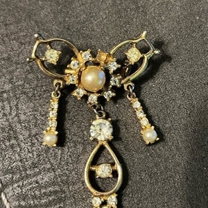 Vintage Antique Gold tone and faux pearl brooch pin with Rhinestone dangle Rare Collectable gift Mother&#39;s Day Birthday