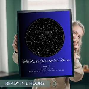 Może przedstawiać: Oprawiony wydruk z ciemnoniebieskim gradientowym tłem przedstawia okrągłą mapę gwiazd. Tekst "The Date You Were Born" znajduje się nad imieniem "SOFIA" i innymi szczegółami. Wydruk jest w czarnej ramie.