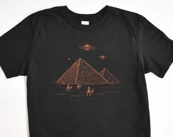 Celestial Alien Pyramids Grafik-T-Shirt: Sci-Fi Astronomie-T-Shirt