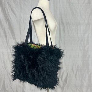 Bolso forrado de piel sintética de zorro negro