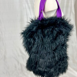 Bolso forrado morado de piel sintética negra