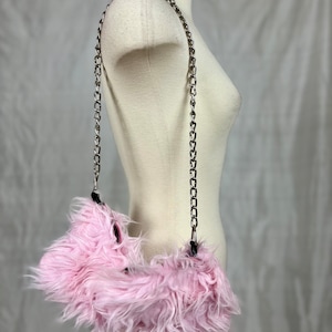 Bolso con asa de cadena de piel sintética en color rosa bebé