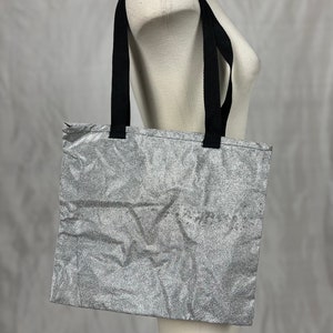 Bolso plateado brillante