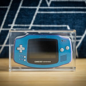 Estuche expositor acrílico para consola Game Boy Advance de Nintendo / Resistente a los rayos UV en más del 90%