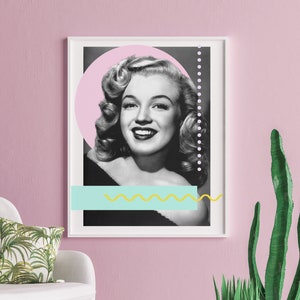 Puede incluir: Una foto en blanco y negro de una mujer con cabello rubio, vistiendo un vestido negro, con un círculo rosa y un diseño geométrico azul y amarillo detrás de ella. La foto está enmarcada en un marco blanco.