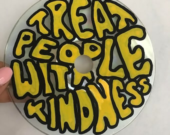 Met de hand geschilderde cd Treat People with Kindness