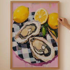 Può includere: Un dipinto di due conchiglie di ostriche su un piatto a scacchi bianco e nero con limoni e uno sfondo rosa.
