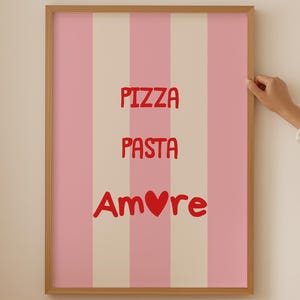 Arte murale "Amore italiano rosa chiaro" - Arte massimalista italiana per l'arredamento del cubicolo della dopamina, poster con stampa di pasta alla moda per una stanza esteticamente gradevole