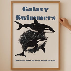 Decorazione da bagno alla moda con orca blu - Decorazione da parete con orca galassia estetica per la cameretta dei bambini con vista sull'oceano, stampa astrologica con orche come decorazione da parete con vista sulla costa