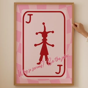 Poster con carta Joker - Stampa con dopamina rosa per un arredamento elegante e civettuolo, carta Uno per un'arte murale funky e femminile, carta da poker per una cucina preppy