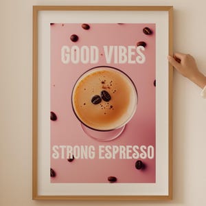 Póster de café espresso y martini con buenas vibraciones en rosa, impresión de copas de martini para decoración de cocina, arte de dopamina con café y alcohol.