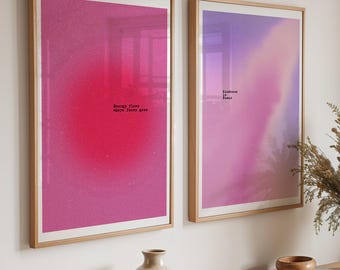 Peut inclure: Deux affiches encadrées avec des cadres en bois. L'une présente un dégradé de rose et de rouge avec le texte « Energy flows where focus goes ». L'autre affiche a un dégradé violet et rose avec le texte « Kindness is Power ».