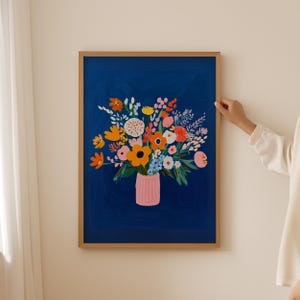 Poster con bouquet di fiori selvatici, stampa del mercato dei fiori blu, arte murale botanica alla moda per una stanza estetica, arte floreale per l'arredamento del cubicolo della dopamina
