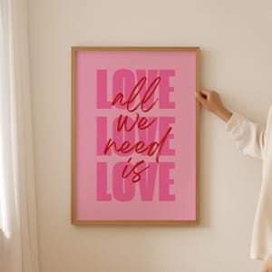 Alles, was Sie brauchen, ist Liebe Poster für ästhetische Wandkunst, Dopamin-Dekor, funky Dekor, rosa trendige Wandkunst, Raumdekor für Jugendliche, lustige Wandkunst