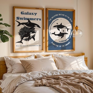 Set di 2 poster Orca - Set di 2 stampe di orche astrologiche alla moda, decorazione da parete con balena blu dell'oceano per l'estetica del bagno, stampe di orche galattiche