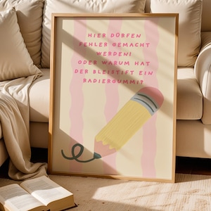 Könnte beinhalten: Ein gerahmtes Wandbild mit einem gelben Bleistift, einem rosa Radiergummi und einer dunkelgrünen Kringellinie. Der Hintergrund zeigt vertikale, rosa Wellenstreifen auf cremefarbenem Grund. Der Text lautet: HIER DÜRFEN FEHLER GEMACHT WERDEN! ODER WARUM HAT DER BLEISTIFT EIN RADIERGUMMI?