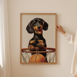 Divertente stampa murale con bassotto che gioca a basket - Stampa con cane bassotto per amanti dei cani, decorazione sportiva preppy, regalo alla moda per allenatori di hobby, poster estetico per il bagno