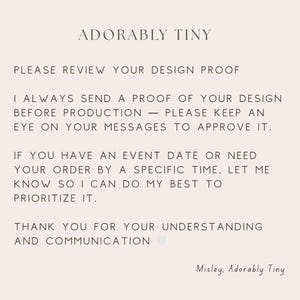 Pu&ograve; includere: Un grafico informativo rosa chiaro con testo scuro che recita: ADORABLY TINY. PLEASE REVIEW YOUR DESIGN PROOF. I ALWAYS SEND A PROOF OF YOUR DESIGN BEFORE PRODUCTION &mdash; PLEASE KEEP AN EYE ON YOUR MESSAGES TO APPROVE IT. GRAZIE.