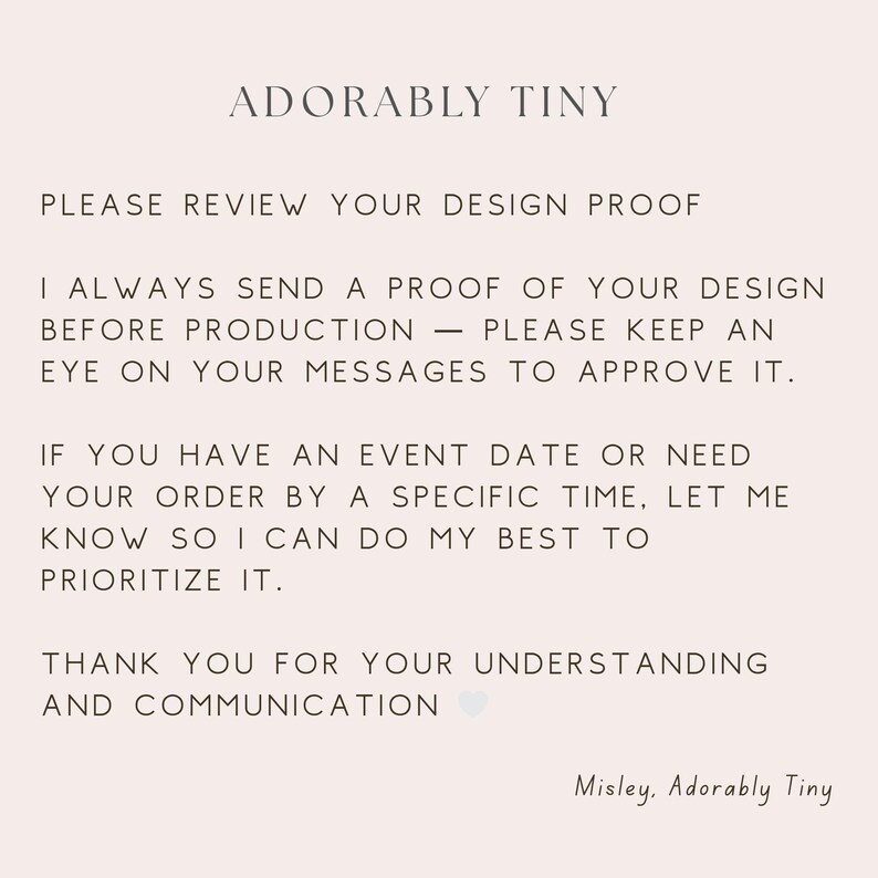 Pu&ograve; includere: Un grafico informativo rosa chiaro con testo scuro che recita: ADORABLY TINY. PLEASE REVIEW YOUR DESIGN PROOF. I ALWAYS SEND A PROOF OF YOUR DESIGN BEFORE PRODUCTION &mdash; PLEASE KEEP AN EYE ON YOUR MESSAGES TO APPROVE IT. GRAZIE.