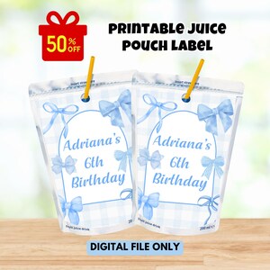 Könnte beinhalten: Zwei bedruckbare Saftbeutel-Etiketten mit blauen Schleifenakzenten und dem Text "Adrianas 6. Geburtstag". Jeder Beutel hat einen Strohhalm und ein Fassungsvermögen von 200 ml. Das Bild enthält auch eine 50 % Rabatt-Geschenkbox-Grafik und den Text "NUR DIGITALE DATEI".