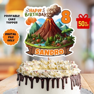 Può includere: Topper per torta stampabile con un vulcano con alberi verdi e un dinosauro. Il topper ha il testo "Happy Birthday" e il numero "8" in arancione. Il nome "Sandro" è scritto su uno stendardo marrone.