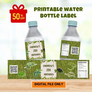 Puede incluir: Etiquetas imprimibles para botellas de agua con temática de reptiles. Las etiquetas presentan el texto "Andrew's 7th Birthday" e incluyen ilustraciones de una rana, un camaleón y una serpiente. Las etiquetas son verdes con un patrón de piel de reptil.