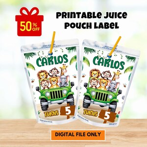Peut inclure: Étiquette imprimable pour poche de jus sur le thème de la jungle. L'étiquette représente une jeep verte avec un lion, un singe, une girafe et un éléphant. Le texte "CARLOS TURNS 5" est sur l'étiquette.