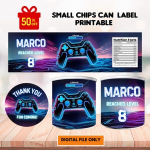 Puede incluir: Un archivo digital imprimible para etiquetas de botes de patatas fritas pequeñas. El diseño presenta un mando de videojuegos azul neón, el nombre "MARCO" y el texto "REACHED LEVEL 8". Incluye una etiqueta redonda de "Gracias" y una etiqueta de regalo "50% OFF".