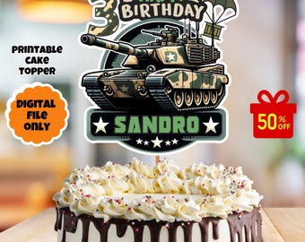Può includere: Topper per torta stampabile con un carro armato mimetico verde e marrone con le parole "Buon compleanno" e "Sandro" su uno stendardo verde. Il carro armato ha una stella sul lato e un paracadute sopra. Il numero 3 è sullo sfondo.