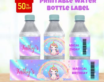 Könnte beinhalten: Drei Wasserflaschen mit Etiketten mit einem Einhorn, Regenbogen und den Texten "Kathy's" und "Magical Birthday". Das Bild enthält auch ein Banner mit dem gleichen Design und dem Text "Digital File Only".