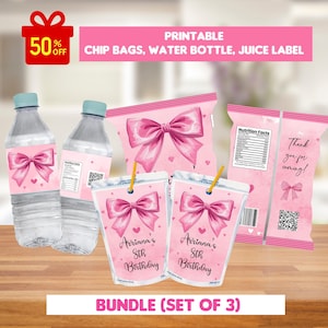 Op de afbeelding: Roze bedrukbare feestartikelen set met strik- en hartontwerpen. Inclusief waterfleslabels, chipszakken en saplabels. De saplabels luiden "Ariana's 5th Birthday". De chipszak zegt "Thank you for coming!" en bevat een QR-code.