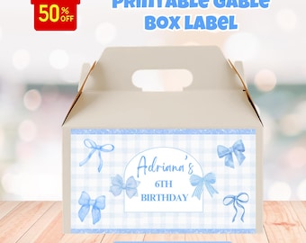 Op de afbeelding: Een witte gable box met een blauw en wit geruit patroon label. Het label heeft blauwe strikken en de tekst "Adriana's 6th Birthday". De doos heeft ook de tekst "Printable Gable Box Label" en "Digital Download".