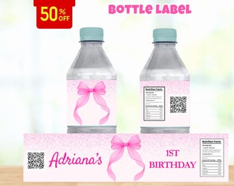 Puede incluir: Dos botellas de agua con etiquetas rosas con un diseño de lazo rosa. Las etiquetas dicen "1er cumpleaños de Adriana". La imagen también incluye el texto "Etiqueta de botella de agua imprimible" y "Solo archivo digital".