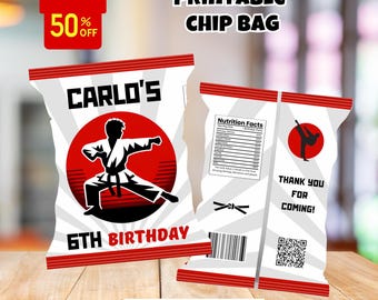 Puede incluir: Plantilla de bolsa de chips imprimible con un diseño rojo y blanco con una ilustración de un niño de karate, el texto "CARLO'S 6TH BIRTHDAY" y una etiqueta de información nutricional. La parte posterior de la bolsa tiene un mensaje de agradecimiento y un código QR.