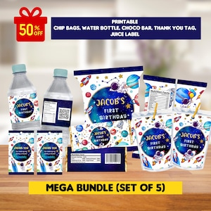Puede incluir: Suministros de fiesta imprimibles para un primer cumpleaños con temática espacial. El conjunto incluye etiquetas para bolsas de patatas fritas, botellas de agua, cajas de jugo, una barra de chocolate y etiquetas de agradecimiento. Las etiquetas presentan un fondo azul con estrellas, planetas y un cohete. El texto "Jacob's First Birthday" está en letras doradas.