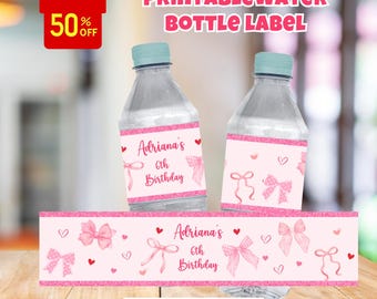 Puede incluir: Etiqueta de botella de agua imprimible con lazos y corazones rosas y rojos. La etiqueta dice "Adriana's 6th Birthday".