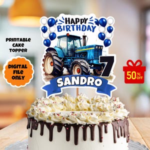 Puede incluir: Topper de pastel imprimible con un tractor azul, una guirnalda de globos blancos y azules, las palabras "Feliz cumpleaños", el nombre "Sandro" y el número "7".