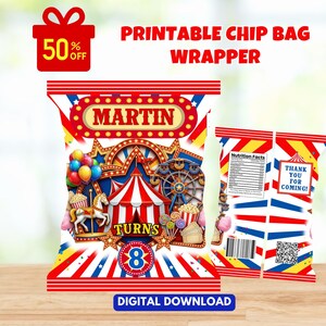 Könnte beinhalten: Eine bedruckbare Chipstütenverpackung mit Zirkusmotiv. Das Design umfasst ein rot-weiß gestreiftes Zelt, ein Riesenrad und den Namen "MARTIN". Die Verpackung ist mit Sternen, Luftballons und dem Text "TURNS 8" verziert. Der Text "DIGITAL DOWNLOAD" ist ebenfalls sichtbar.
