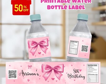Puede incluir: Dos botellas de agua con tapas azul claro y etiquetas rosas con un lazo y corazones. Las etiquetas dicen "Ariana's 5th Birthday". Una pancarta debajo dice "DIGITAL FILE ONLY" y "PRINTABLE WATER BOTTLE LABEL."