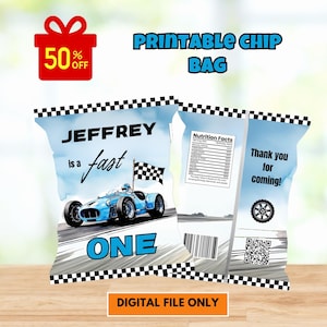 Könnte beinhalten: Druckbare Chipstütenvorlage mit einem blauen Rennwagen mit kariertem Flaggen, dem Text "JEFFREY is a fast ONE" und einem Nährwertkennzeichen. Die Tüte hat ein schwarz-weißes Karomuster.