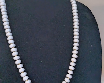 Collar vintage retro Monet de cuentas blancas de 68 cm con cuentas de melón acanaladas en tono dorado
