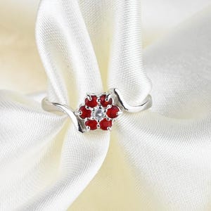 Anello vintage in argento sterling con fiore, taglia US 8.5 / UK Q / EU 58, zirconi cubici rosso rubino e bianco trasparente, elegante anello floreale.