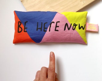 Inserzione personalizzata per ULA - scelta del tessuto di supporto su misura Borsa per occhi color lavanda "Be here now".